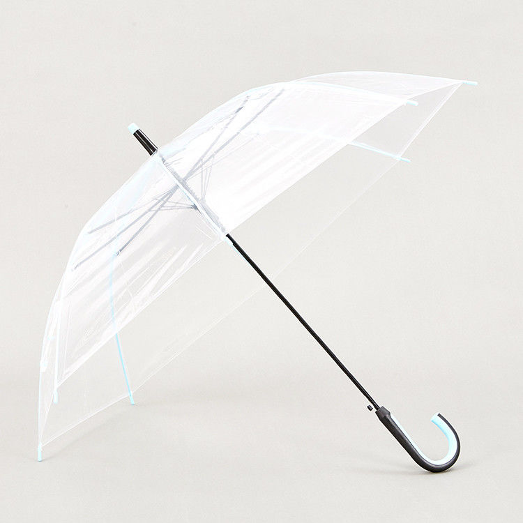 Um guarda-chuva transparente.